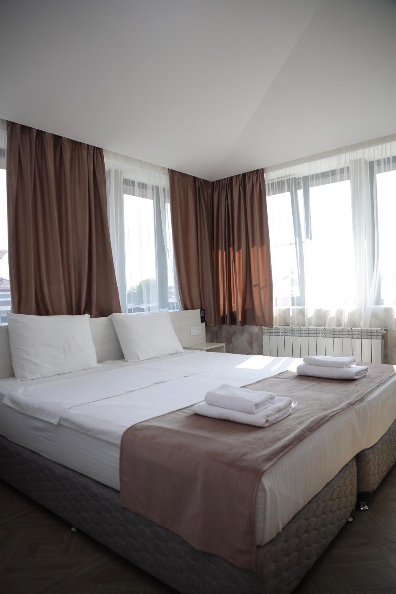 Chief Hotel Гюмри Екстериор снимка